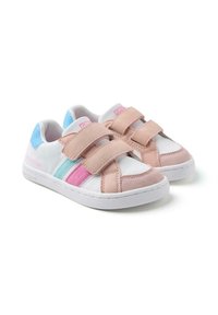 Zapatillas blancas con dos tiras de velcro rosa y una azul. Presenta acentos en rosa y azul con un diseño texturizado en las tiras.