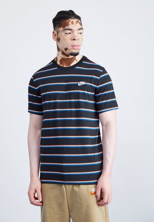 Camiseta negra de manga corta con rayas horizontales azul y naranja, que presenta un pequeño logo blanco de Nike en el lado izquierdo del pecho.