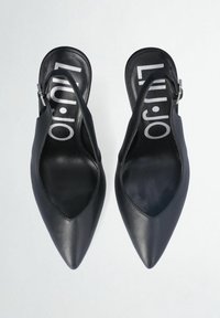 Scarpe slingback in pelle nera con design a punta, caratterizzate da una texture liscia e un logo argentato sulle solette. Cinturino alla caviglia regolabile.