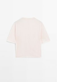 Korte mouwen, boxy roze katoenen t-shirt met een ronde hals en een rechte snit. Geen zichtbare naden of versieringen. Vlakke achterkantweergave.