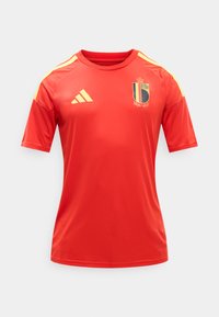 Maillot de sport rouge à manches courtes avec logo Adidas jaune et écusson de l'Association Royale Belge de Football sur le devant, bandes jaunes sur les épaules.