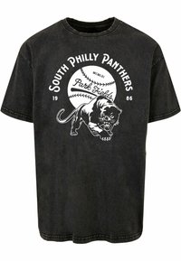 Melnas kokvilnas T-krekls ar īsām piedurknēm, kurā attēlots panthers attēls un teksts "South Philly Panthers" ar beisbola dizainu.