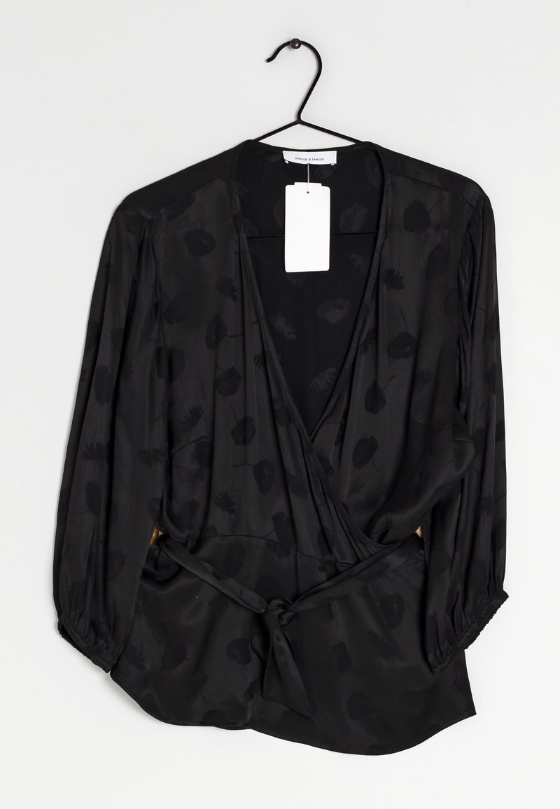 Zwarte wikkelblouse van gladde stof, met lange mouwen met elastische manchetten en een subtiel ton-sur-ton bloemenpatroon. Inclusief een strikdetail in de taille.