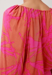comma MIT ALL-OVER-PRINT - Bluse - pink