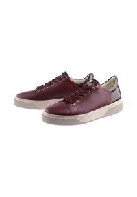 Ein Paar bordeauxfarbene LederSneaker mit cremefarbenen, dicken Sohlen und schwarzen, glänzenden Fersenelementen, vor einem weißen Hintergrund dargestellt.