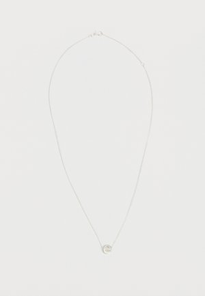Collier délicat en chaîne d'argent avec un petit pendentif en forme de lettre minuscule "e" centré en bas.