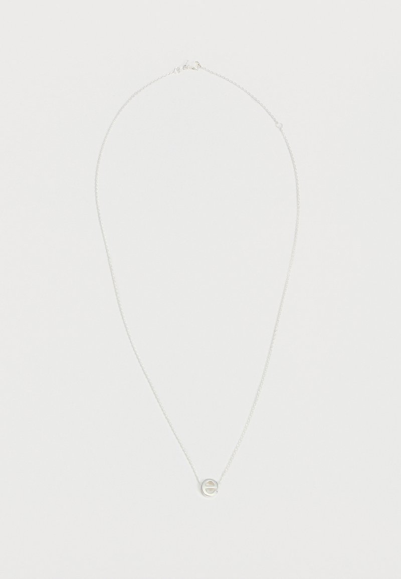 Collier délicat en chaîne d'argent avec un petit pendentif en forme de lettre minuscule "e" centré en bas.