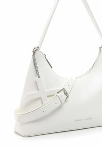 Borsa strutturata bianca con finitura in pelle liscia, caratterizzata da un dettaglio incrociato prominente, tracolla regolabile e accenti in metallo argentato.