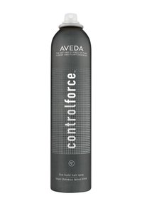 Aveda Control Force haarspray in een hoge, matte zwarte spuitbus met witte, vetgedrukte tekst en een rasterpatroon, met een spuitmondje bovenop.