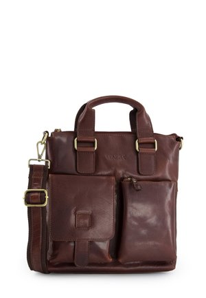 Braune Leder-Tote mit zwei Griffen und einem abnehmbaren Schultergurt. Verfügt über zwei Außentaschen, Messingakzente und eine strukturierte Oberfläche.