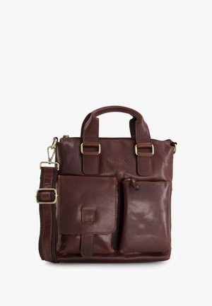 Braune Leder-Tote mit zwei Griffen und einem abnehmbaren Schultergurt. Verfügt über zwei Außentaschen, Messingakzente und eine strukturierte Oberfläche.