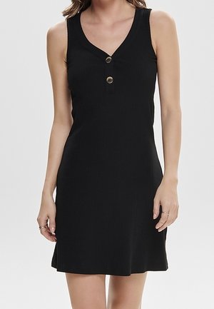 Mouwloze zwarte jurk met V-hals en twee knopen aan de voorkant, gedragen door een persoon die met ontspannen armen naast zich staat.