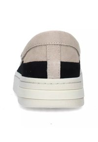 Scarpe slip-on in suede nere e beige con retro arrotondato, caratterizzate da una superficie testurizzata e una suola bianca con dettagli argentati.