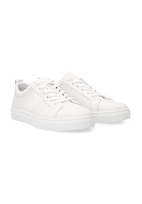 Weiße Ledersneaker mit Schnürdesign, strukturierten Gummisohlen und geprägtem Logo an der Seite. Merkmale sind die glatte Oberfläche und die abgerundete Zehenform.
