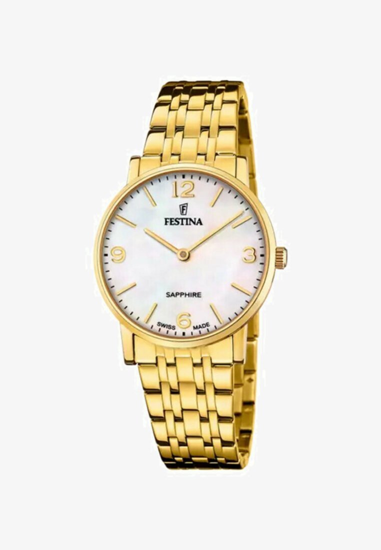 Guldtonet armbåndsur med en stålsensorband, hvid perlemorsskive, arabiske cifre og safirglas. Mærket 'SWISS MADE.'