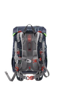 Rucksack aus navyblauem Stoff mit grünen und weißen geometrischen Mustern, grauen gepolsterten Trägern und roten Hardware-Akzenten.
