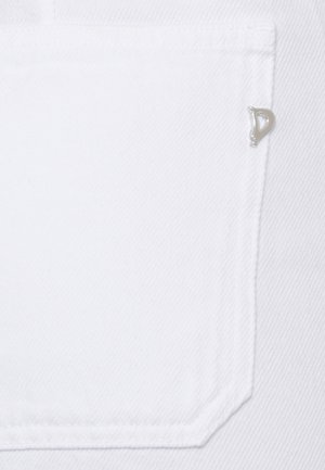 Tasca in tessuto bianco con cuciture diagonali e un piccolo dettaglio in metallo argentato a forma di "D" nell'angolo in alto a destra della tasca.