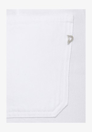 Tasca in tessuto bianco con cuciture diagonali e un piccolo dettaglio in metallo argentato a forma di "D" nell'angolo in alto a destra della tasca.