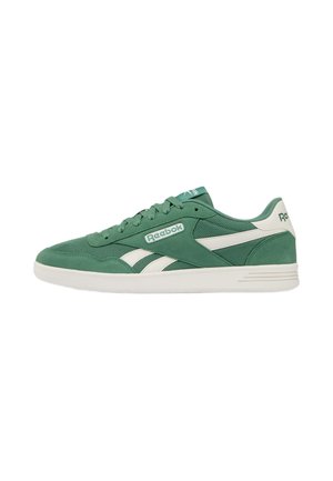 Groen-witte lage Reebok sneaker met suède en mesh bovenwerk, vetersluiting en witte zool.