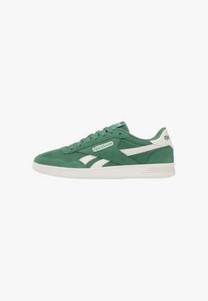 Groen-witte lage Reebok sneaker met suède en mesh bovenwerk, vetersluiting en witte zool.