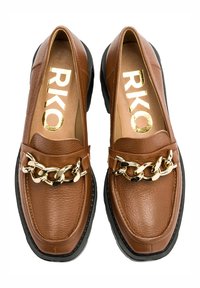 Brązowe skórzane loafersy o teksturowanym wykończeniu, z złotym łańcuszkiem z przodu oraz kontrastującą czarną gumową podeszwą. Logo RKO w środku.