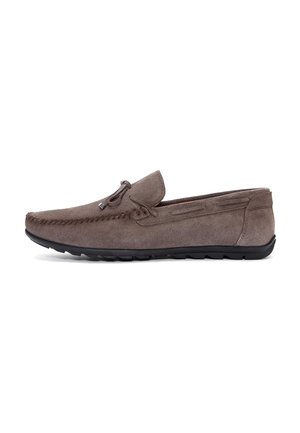 Mocasin de ante con punta redondeada, color gris, costura decorativa, acento de cordones en la parte delantera y suela de goma negra flexible.