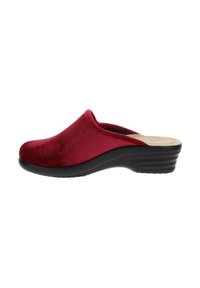 Zoccolo in suede rosso con design perforato, dotato di una suola nera contornata con un leggero tacco, texture liscia e punta arrotondata.
