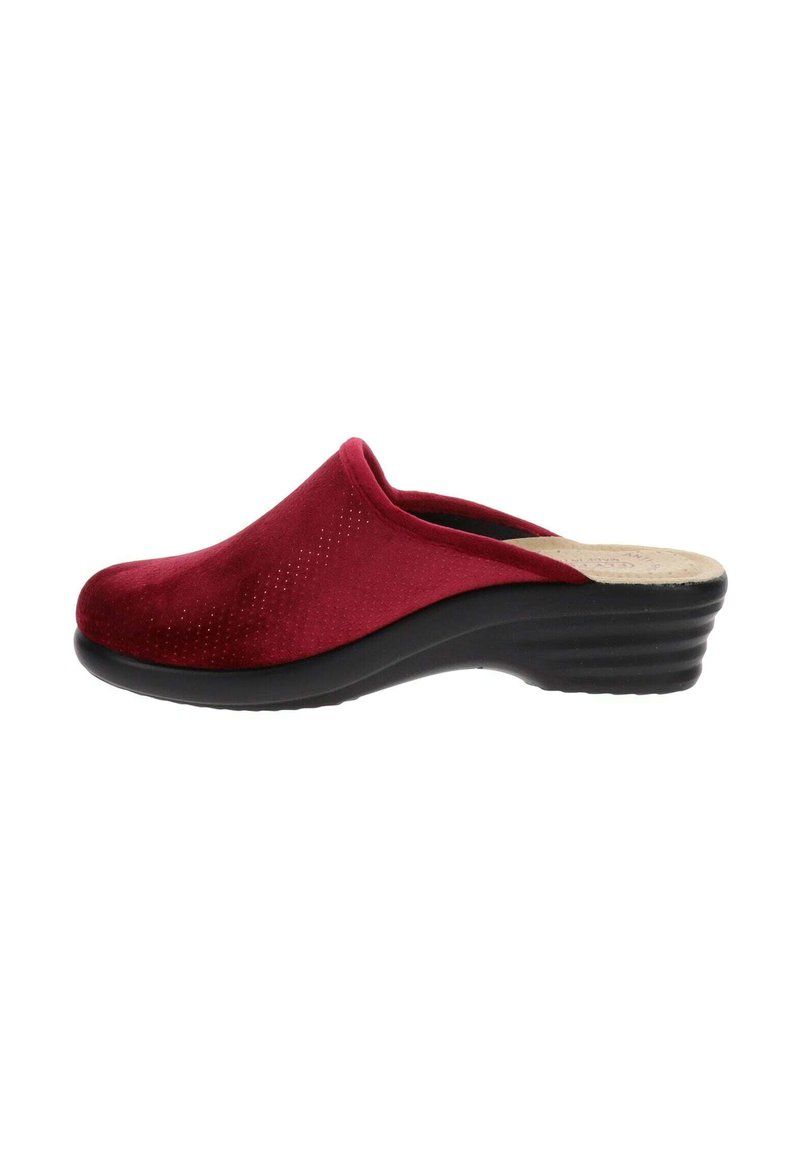 Zoccolo in suede rosso con design perforato, dotato di una suola nera contornata con un leggero tacco, texture liscia e punta arrotondata.