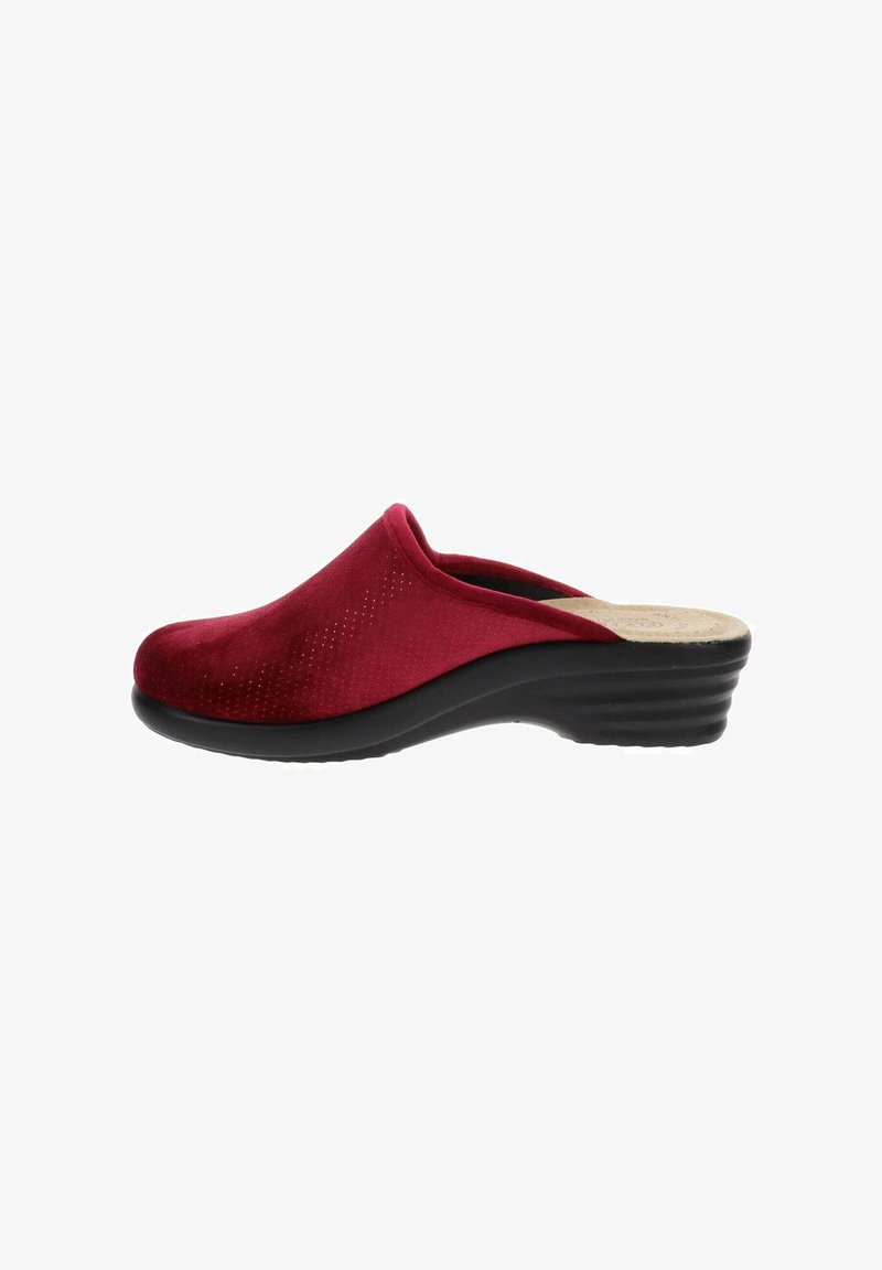 Zoccolo in suede rosso con design perforato, dotato di una suola nera contornata con un leggero tacco, texture liscia e punta arrotondata.