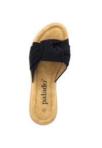 Schwarze Stoff-Sandale mit verdrehtem Riemen, beiger gepolsterter Innensohle und gummierter Laufsohle. Einfaches, flaches Design, geeignet für lässige Anlässe.