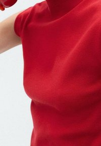 Haut ajusté rouge  à manches courtes, fabriqué en tissu lisse et extensible avec un col haut. Design minimaliste sans motifs ni ornements visibles.