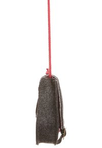 Harmaa huovasta valmistettu laukku, jossa on punainen narukahva. Laukussa on yksinkertainen suorakulmainen muoto, sileä pinta ja kontrastiväriset ompelut.