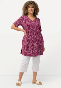 Ulla Popken SHORT SLEEVE V-NECK  - Camiseta estampada - magnolia red