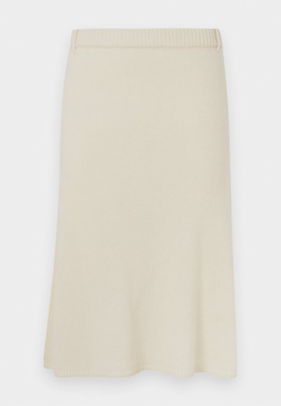 Jupe en tricot couleur blanc cassé, avec une texture lisse, une forme évasée et une taille côtelée. L'ourlet est légèrement courbé et piqué.