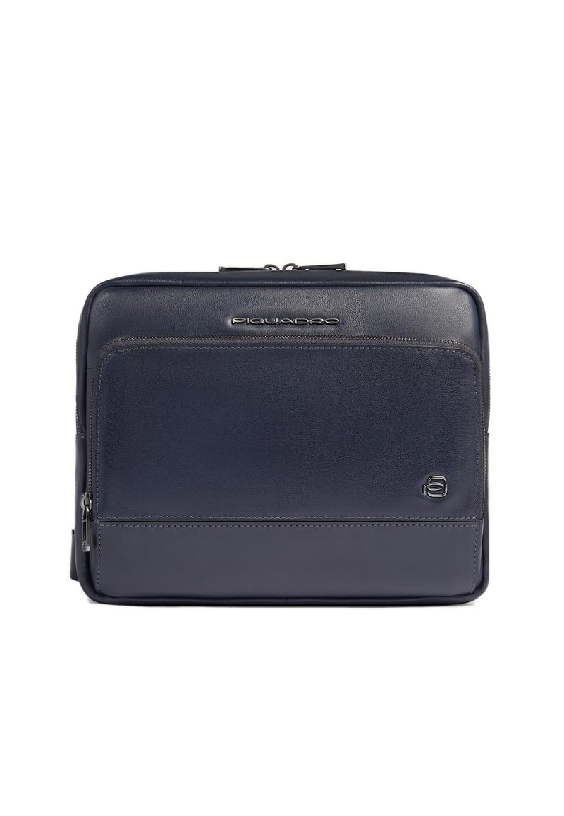 Borsa per laptop in pelle blu navy con una texture liscia, dotata di scomparto principale con cerniera, tasca frontale e dettaglio logo argentato.