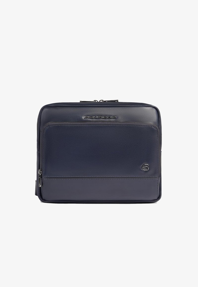 Borsa per laptop in pelle blu navy con una texture liscia, dotata di scomparto principale con cerniera, tasca frontale e dettaglio logo argentato.