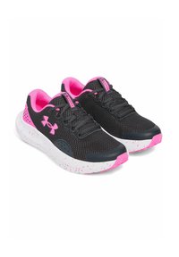 Baskets de sport noires en mesh avec des accents roses. Elles disposent d'un col rembourré, de lacets plats et d'une semelle blanche mouchetée avec des détails roses.