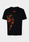 GIANT TEE - Camiseta estampada - black/orange