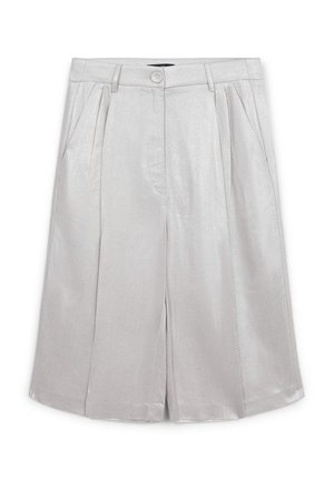 Shorts plissés argentés en tissu brillant, dotés d'une fermeture à bouton et de poches latérales, avec une coupe large et décontractée.