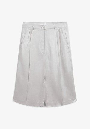 Shorts plissés argentés en tissu brillant, dotés d'une fermeture à bouton et de poches latérales, avec une coupe large et décontractée.