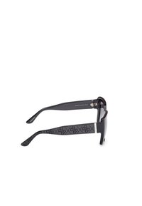 Gafas de sol negras con un marco elegante y grueso y lentes oscuros. Las varillas presentan un acento con patrón en gris con un detalle de logo.