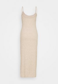 Robe beige en tricot sans manches avec fines bretelles et encolure dégagée, s'étendant jusqu'à mi-mollet.