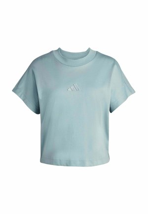 Camiseta corta de manga corta azul claro con cuello redondo y pequeño logo de Adidas centrado en el pecho.