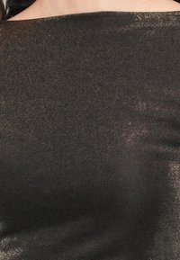 Μαύρο υφασμάτινο υλικό με διακριτική μεταλλική γυαλάδα, με ομαλή επιφάνεια και μοντέρνο σχεδιασμό χωρίς ορατά μοτίβα ή διακοσμητικά στοιχεία.