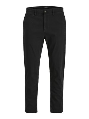Chinos negros con un ajuste Slim, fabricados en algodón. Cuentan con cierre de botón, bolsillos delanteros y una textura suave. Diseño limpio sin patrones.