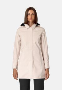 Cappotto impermeabile beige chiaro con colletto alto, chiusura frontale a zip e due tasche laterali. Presenta un cappuccio foderato in blu navy. Tessuto liscio.