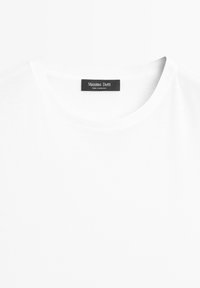 Hvid T-shirt med rund hals og sort Massimo Dutti label syet ind i kraven, fremstillet i Marokko.