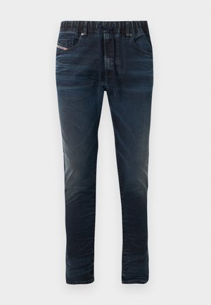 Blugi din denim albastru închis, cu talie elastică, închidere cu șnur și cinci buzunare. Textură netedă cu detaliu subtil de estompare.