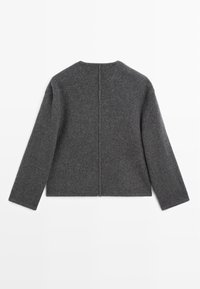 Giacca di lana grigia, design squadrato, maniche lunghe, cuciture visibili lungo il centro della schiena, stile minimalista, senza chiusure o decorazioni.