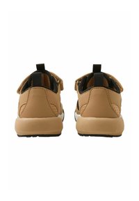 Brązowe buty sportowe z czarnymi akcentami, gładka syntetyczna cholewka, siateczkowe panele, amortyzowana podeszwa i pętelka na pięcie.
